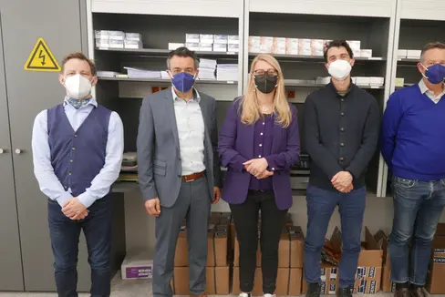 Beim Ortsaugenschein im SIZ (v.l.n.r.): Leslie Wiss, Joachim Dejaco, Gunde Bauhofer, Florian Oberhuber, Patrick Dejaco und Rossella Grisafi (Foto: LPA/STA/Elisa Zambiasi)