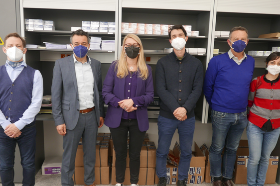 Beim Ortsaugenschein im SIZ (v.l.n.r.): Leslie Wiss, Joachim Dejaco, Gunde Bauhofer, Florian Oberhuber, Patrick Dejaco und Rossella Grisafi (Foto: LPA/STA/Elisa Zambiasi)