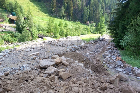 Geschiebematerial des Schiangrabens in Hintermartell nach Starkregen; die Wildbachverbauung hat unmittelbar mit den Aufräumarbeiten begonnen. (Foto: LPA/Amt für Wildbach- und Lawinenverbauung West in der Agentur für Bevölkerungsschutz)