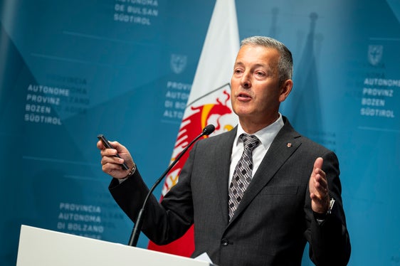 Mit dieser Regelung erhöhen wir nicht nur die Anzahl der verfügbaren Wohnungen auf dem Markt, sondern sorgen auch dafür, dass diese für den Mittelstand leistbar sind, betonte Landesrat Peter Brunner. (Foto: LPA/Fabio Brucculeri)