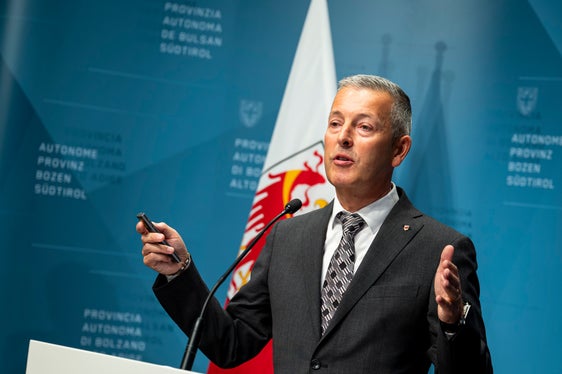 Mit dieser Regelung erhöhen wir nicht nur die Anzahl der verfügbaren Wohnungen auf dem Markt, sondern sorgen auch dafür, dass diese für den Mittelstand leistbar sind, betonte Landesrat Peter Brunner. (Foto: LPA/Fabio Brucculeri)