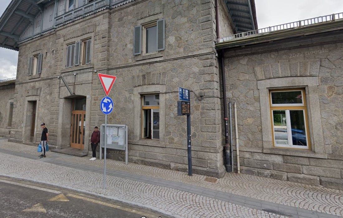 L'edificio principale della stazione ferroviaria di Brunico, per il risanamento del quale è stato proposto il finanziamento nell'ambito del programma PINQuA del PNRR (Foto: ASP/Google Street View)