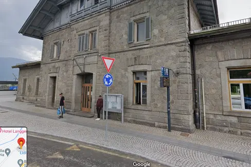 Das Hauptgebäude am Bahnhof Bruneck: Für die Sanierung und Aufwertung sucht das Land Südtirol auch um Gelder aus dem staatlichen Wiederaufbaufonds (PNRR) an. (Foto: Google Street View)