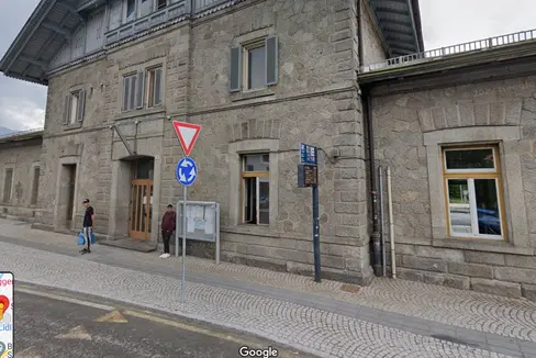 Das Hauptgebäude am Bahnhof Bruneck: Für die Sanierung und Aufwertung sucht das Land Südtirol auch um Gelder aus dem staatlichen Wiederaufbaufonds (PNRR) an. (Foto: Google Street View)