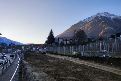 La nuova rotatoria sulla strada statale della Val Venosta, nei pressi di Parcines, è attualmente in costruzione. Ciò richiederà la chiusura della strada il 18 e il 19 dicembre. (Foto: USP)