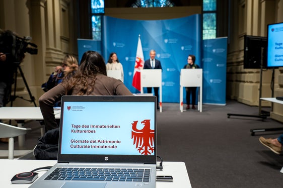 Im Landhaus 1 in Bozen wurden die Tage des Immateriellen Kulturerbes am 28. September im Rahmen einer Pressekonferenz vorgestellt. (Foto: LPA/Fabio Brucculeri)