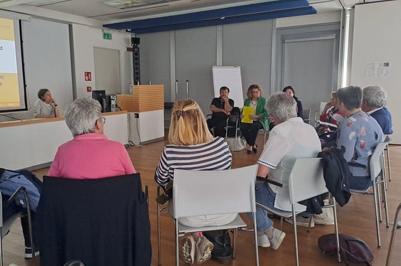 In Südtirol sind derzeit 65 Seniorenbeiräte sowie zwei Seniorengemeinderäte in Bruneck und Sterzing aktiv. Im Bild der Landesseniorenbeirat bei einem Treffen mit Soziallandesrätin Rosmarie Pamer (Bildmitte) im Vorjahr. (Foto: LPA)