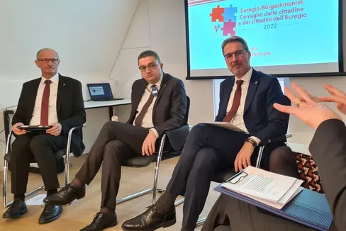 Den drei Euregio-Landeshauptleuten Anton Mattle, Maurizio Fugatti und Arno Kompatscher haben die Delegierten des Euregio-Rates der Bürgerinnen und Bürger ihre Empfehlungen vorgestellt. (Foto: Euregio/Cordua)