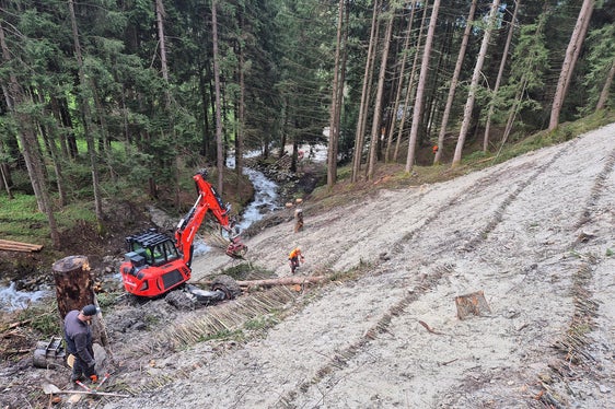 Archivbild: Nach der Rutschung nach Starkregen am Bacheinhang des Gruipbaches war die Wildbachverbauung ab dem 3. April 2025 am Werk. (Foto: LPA/Amt für Wildbach- und Lawinenverbauung Ost in der Agentur für Bevölkerungsschutz)