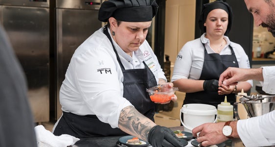 L moto dl’Euregio “Unità dla desferënzia” vën ora te na maniera tlera pra l ejëmpl dla cësadafuech: truep ngredienc raiunei vën adum te n pruiet sëul deberieda che va sëura la sëides ora. (Foto: USP/Bernhard Aichner)