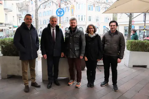 Sie wollen verstärkt grenzüberschreitend gemeinsam Strategien in der Landwirtschaft umsetzen (v. l.): Matthias Gauly, Arnold Schuler, Stefan Hassler, Andres Weber, Miriam Marxer. (Foto: LPA/Noemi Prinoth)