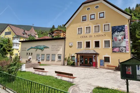 L Museum Gherdëina tla Cësa di Ladins de Urtijëi reprejënta n patrimone storich y culturel de gran valuta per l luech, per duta Gherdëina y nce per l’autra valedes ladines. (Foto: USP/Repartiziun Aministraziun dla scora y cultura ladina)