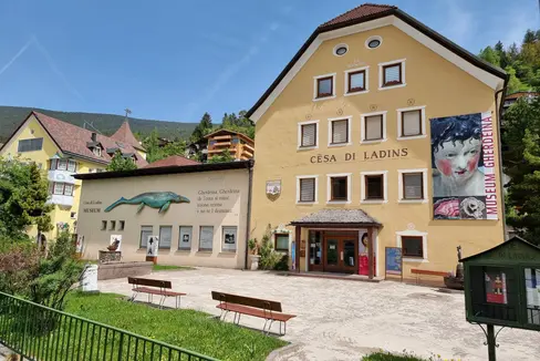 L Museum Gherdëina tla Cësa di Ladins de Urtijëi reprejënta n patrimone storich y culturel de gran valuta per l luech, per duta Gherdëina y nce per l’autra valedes ladines. (Foto: USP/Repartiziun Aministraziun dla scora y cultura ladina)