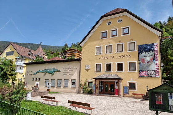 In der Cësa di Ladins in St. Ulrich ist seit 1960 das Museum Gherdëina untergebracht; in den darauffolgenden Jahren bot die Cësa di Ladins Raum für das Theater, die Bibliothek Anda Malia da Cudan, den Sitz der Union di Ladins de Gherdëina, die Redaktion der Wochenzeitung Usc di Ladins und die Union Generela di Ladins dla Dolomites. Das Gebäude entspricht schon seit Längerem nicht mehr den räumlichen und sicherheitstechnischen Anforderungen des Museums und der dort untergebrachten Organisationen. (Foto: LPA/Landesabteilung Ladinische Bildungs- und Kulturverwaltung)