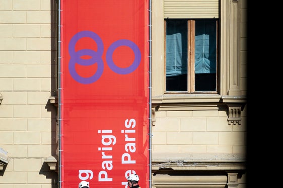 Ein gut sichtbares Banner am Landhaus 1 in Bozen macht auf das Jubiläumsjahr 2026 aufmerksam, das 80 Jahre Pariser Vertrag würdigt. (Foto: LPA/Fabio Brucculeri)