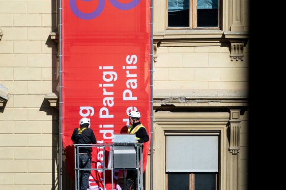 Ein gut sichtbares Banner am Landhaus 1 in Bozen macht auf das Jubiläumsjahr 2026 aufmerksam, das 80 Jahre Pariser Vertrag würdigt. (Foto: LPA/Fabio Brucculeri)