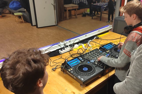 Uno sguardo all'ampia offerta del programma di cultura giovanile 2024/2025. Un evento a Lana. (Foto: USP/Ufficio Servizio giovani)