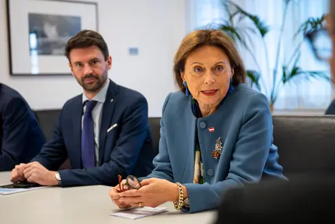 Staatssekretärin Susanne Kraus-Winkler und Georg Kirchmair (links), Referent im Staatssekretariat Tourismus, trafen Landeshauptmann Arno Kompatscher zu einem Gespräch. (Foto: LPA/Fabio Brucculeri)