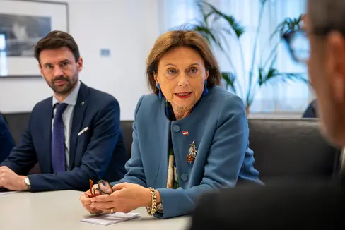 La segretaria di Stato Susanne Kraus-Winkler e Georg Kirchmair (a sinistra), consulente della Segreteria di Stato per il Turismo, hanno incontrato il presidente Arno Kompatscher per un colloquio. (Foto: USP/Fabio Brucculeri)