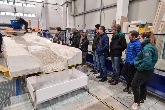 Per la prima volta in Alto Adige, lo studio della nuova configurazione della stazione è stato effettuato avvalendosi di un modello fisico nel laboratorio di termofluidodinamica della Libera Università di Bolzano (Foto: USP/Ufficio provinciale Idrologia e dighe dell’Agenzia per la Protezione civile)