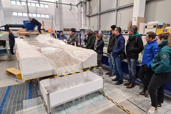 Per la prima volta in Alto Adige, lo studio della nuova configurazione della stazione è stato effettuato avvalendosi di un modello fisico nel laboratorio di termofluidodinamica della Libera Università di Bolzano (Foto: USP/Ufficio provinciale Idrologia e dighe dell’Agenzia per la Protezione civile)