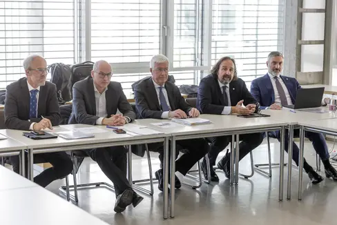 Gegenseitiges Interesse an einem Medizinstudium in Bozen: (v.l.) Florian Zerzer (Generaldirektor Südtiroler Gesundheitsbetrieb), Günther Burger (Direktor Gesundheitsressort des Landes), Paolo Nusiner (Generaldirektor der Universität Cattolica), Antonio Gasbarrini (Leiter der Medizinfakultät, Universität Cattolica), Alessandro Tuzzi (Vizegeneraldirektor der Universität Cattolica). (Foto: LPA/Tiberio Sorvillo)