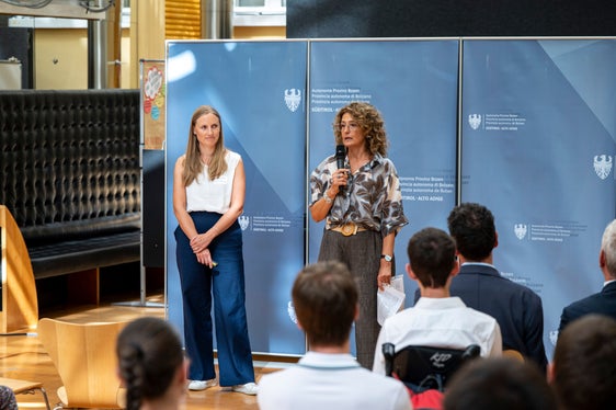 Paola Cattelan (a destra nella foto) e Margareth Utizi dell’Ufficio Assunzioni personale, referenti per tutti i tirocinanti estivi, hanno illustrato le opportunità d'inserimento e formazione che la Provincia offre ai giovani in cerca di lavoro. (Foto: USP/Fabio Brucculeri)
