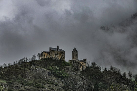 Foto del mese di aprile 2025: vista mozzafiato di Castel Sprechenstein (Castel Pietra) a Campo di Trens. (Foto: USP/Martin Geier)