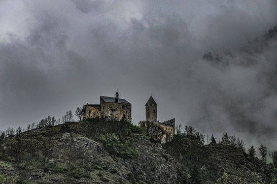 Bild des Monats April 2025: Blick auf Schloss Sprechenstein bei Freienfeld (Foto: LPA/Martin Geier)