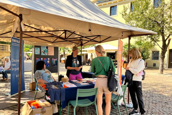 Interessierte nutzten die Gelegenheit, um sich am 12. September in Brixen über die Angebote, mit denen die eigenen Kenntnisse in Deutsch und Italienisch vertieft können oder eine neue Fremdsprachen erlernt werden kann, zu informieren.
(Foto: Amt für Weiterbildung und Sprachen/Biljana Stefanoska)