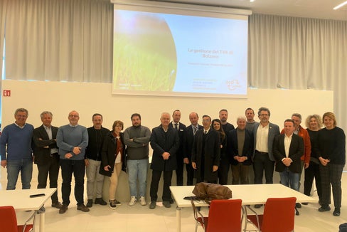 La delegazione proveniente del Trentino insieme ai rappresentanti della Provincia di Bolzano durante la visita odierna al termovalorizzatore del capoluogo altoatesino (Foto: ASP)