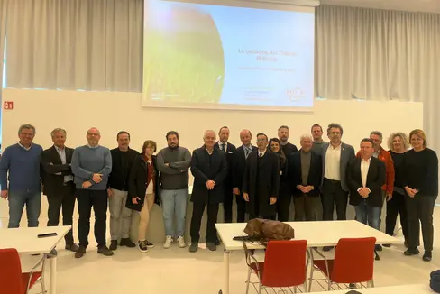La delegazione proveniente del Trentino insieme ai rappresentanti della Provincia di Bolzano durante la visita odierna al termovalorizzatore del capoluogo altoatesino (Foto: ASP)