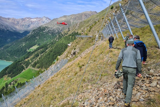 Sopralluogo alle strutture paravalanghe ad Hochegg sopra la frazione di Vernago (Foto: ASP/Ispettorato forestale di Merano)