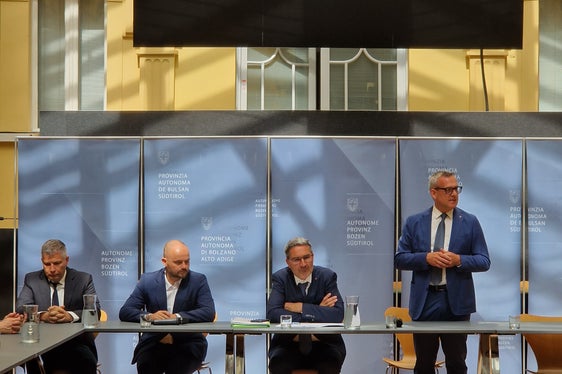 Amtsdirektor Andrea Sega, Hochbauressortchef Daniel Bedin, Landeshauptmann Arno Kompatscher und Landesrat Christian Bianchi (Foto:LPA/Gianluca Crocco)