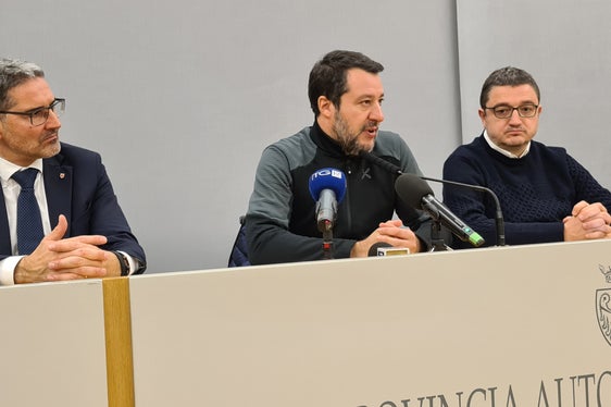 Um die A22 und die Konzessionsausschreibung ging es heute in Trient bei einem Treffen von Landeshauptmann Arno Kompatscher mit dem Minister für nachhaltige Mobilität und Infrastrukturen, Matteo Salvini, und dem Trentiner Landeshauptmann Maurizio Fugatti. (Foto: Region/Davide Cordua)