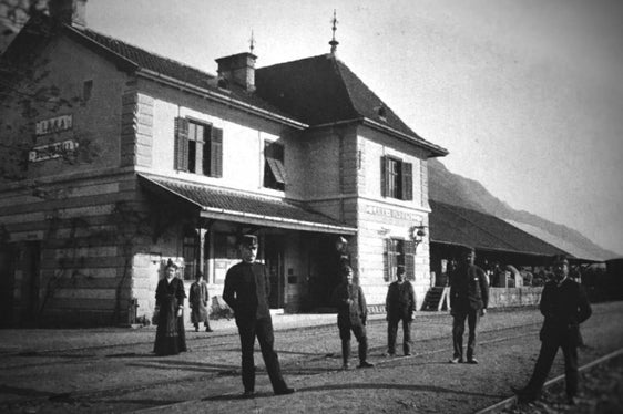 Historische Aufnahme des Bahnhofs Lana-Burgstall. Für das Bahnhofsgebäude sind nun außerordentliche Instandhaltungsarbeiten am Dach vorgesehen. (Foto: LPA/Claudio Melle)