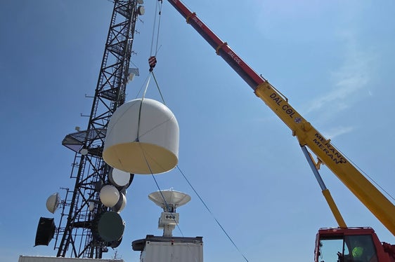 Installazione del radar meteorologico a banda X dell'Università di Leeds sulla Plose. La banda X viene utilizzata in meteorologia per i radar meteorologici che funzionano secondo il principio della riflessione delle microonde sulle nuvole e sulle precipitazioni. (Foto: USP/Ufficio provinciale Meteorologia e prevenzione valanghe/Günther Geier)
