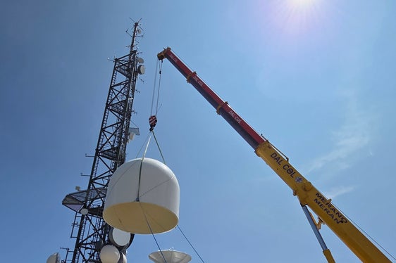 Installazione del radar meteorologico a banda X dell'Università di Leeds sulla Plose. La banda X viene utilizzata in meteorologia per i radar meteorologici che funzionano secondo il principio della riflessione delle microonde sulle nuvole e sulle precipitazioni. (Foto: USP/Ufficio provinciale Meteorologia e prevenzione valanghe/Günther Geier)
