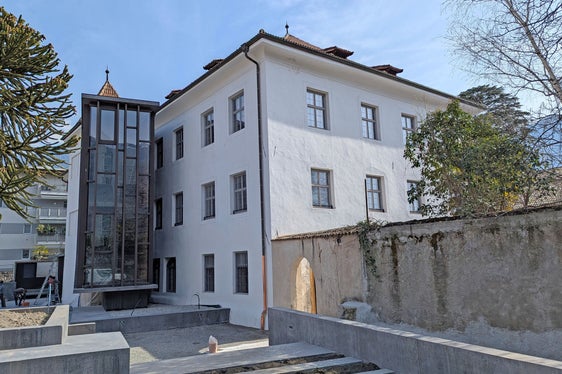 Die italienische Musikschule Vivaldi erhält neue Räumlichkeiten im Prioratsgebäude in Untermais. Im Juni soll die Fertigstellung der Arbeiten erfolgen. (Foto: Gemeinde Meran/Stefano Bolognesi)