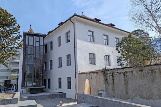Die italienische Musikschule Vivaldi erhält neue Räumlichkeiten im Prioratsgebäude in Untermais. Im Juni soll die Fertigstellung der Arbeiten erfolgen. (Foto: Gemeinde Meran/Stefano Bolognesi)