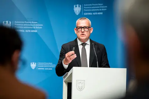 „Mit der heutigen Genehmigung, erklärt Landesrat Christian Bianchi, zuständig für die Aufwertung des Landesvermögens, machen wir einen entscheidenden Schritt in Richtung einer modernen, effizienten und bürgernahen Gesundheitsinfrastruktur. (Foto: LPA/Fabio Brucculeri)