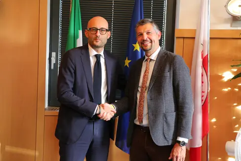 “Con l’orario ferroviario estivo 2026 si mettono i primi binari concreti per il futuro collegamento diretto Frecciarossa tra Milano e Monaco”, sottolinea l’assessore alla Mobilità Daniel Alfreider, nella foto a destra assieme all'amministratore delegato Trenitalia Gianpiero Strisciuglio. (Foto: USP/Dipartimento Infrastrutture e Mobilità)