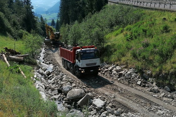 L'Ufficio sistemazione bacini montani Nord dell'Agenzia per la Protezione civile sta eseguendo lavori sul rio di Ceresara, a Racines, dopo i danni causati dal violento nubifragio del 5 giugno (Foto: ASP/Ufficio sistemazione bacini montani Nord)