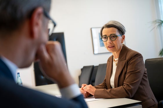 Linee guida per il linguaggio di genere negli annunci di lavoro, un convegno sul tema della violenza di genere sul luogo di lavoro e un protocollo d’intesa con l’Ispettorato del lavoro sono alcune delle iniziative previste dalla consigliera di parità Brigitte Hofer per l’anno in corso (Foto: USP/Fabio Brucculeri)