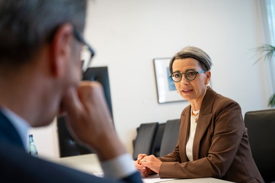 Linee guida per il linguaggio di genere negli annunci di lavoro, un convegno sul tema della violenza di genere sul luogo di lavoro e un protocollo d’intesa con l’Ispettorato del lavoro sono alcune delle iniziative previste dalla consigliera di parità Brigitte Hofer per l’anno in corso (Foto: USP/Fabio Brucculeri)