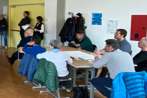 Foto di gruppo per i partecipanti al workshop sulla funicolare Merano-Bolzano svoltosi mercoledì 29 marzo al “Gymnasium Meran” in via Otto Huber (Foto: Strutture Trasporto Alto Adige Spa/sta)