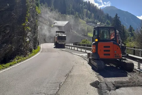 Der Katalog Verzeichnis der Bezugsbauweisen zur Dimensionierung von Asphaltstraßen 2025 definiert die geeigneten Asphaltstraßenbeläge für die unterschiedlichen Verkehrs- und Umweltbedingungen in Südtirol. (Foto: LPA/Landesabteilung Straßendienst)