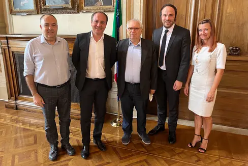 Da sinistra: Fabrizio Manca, direttore della Direzione generale per gli ordinamenti, la valutazione e l'internazionalizzazione del sistema nazionale di istruzione del Ministero, l'assessore Vettorato, il ministro Bianchi, l'assessore Achammer e la sovrintendente Falkensteiner (Foto: ASP/René Ploner)