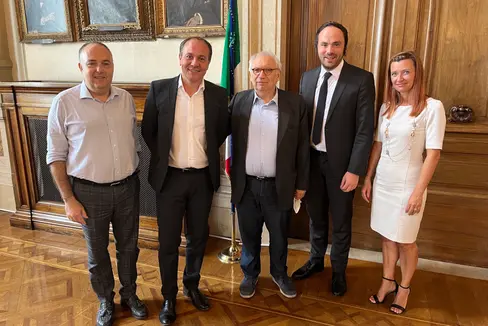 Da sinistra: Fabrizio Manca, direttore della Direzione generale per gli ordinamenti, la valutazione e l'internazionalizzazione del sistema nazionale di istruzione del Ministero, l'assessore Vettorato, il ministro Bianchi, l'assessore Achammer e la sovrintendente Falkensteiner (Foto: ASP/René Ploner)