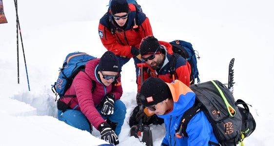 Controllo della situazione neve con i colleghi del Land Tirolo: anche se qui non sembra, l'inverno passato è stato caratterizzato da poca neve e clima mite. (Foto: Land Tirolo)